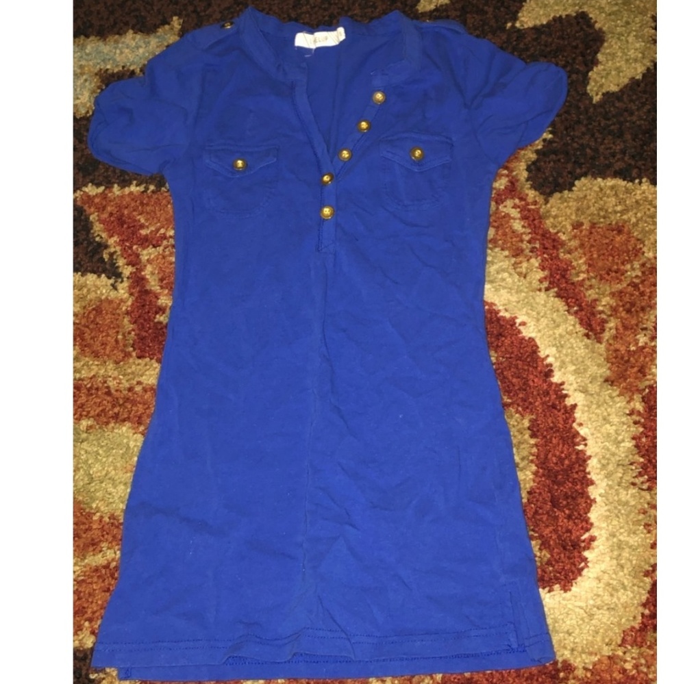 🆕️Super cute blue top with gold button detail